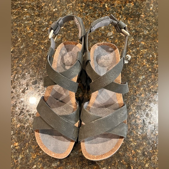 Teva Black Nubuck Strappy Sandals Wedge Heels - Sz 7 - Picture 3 of 5